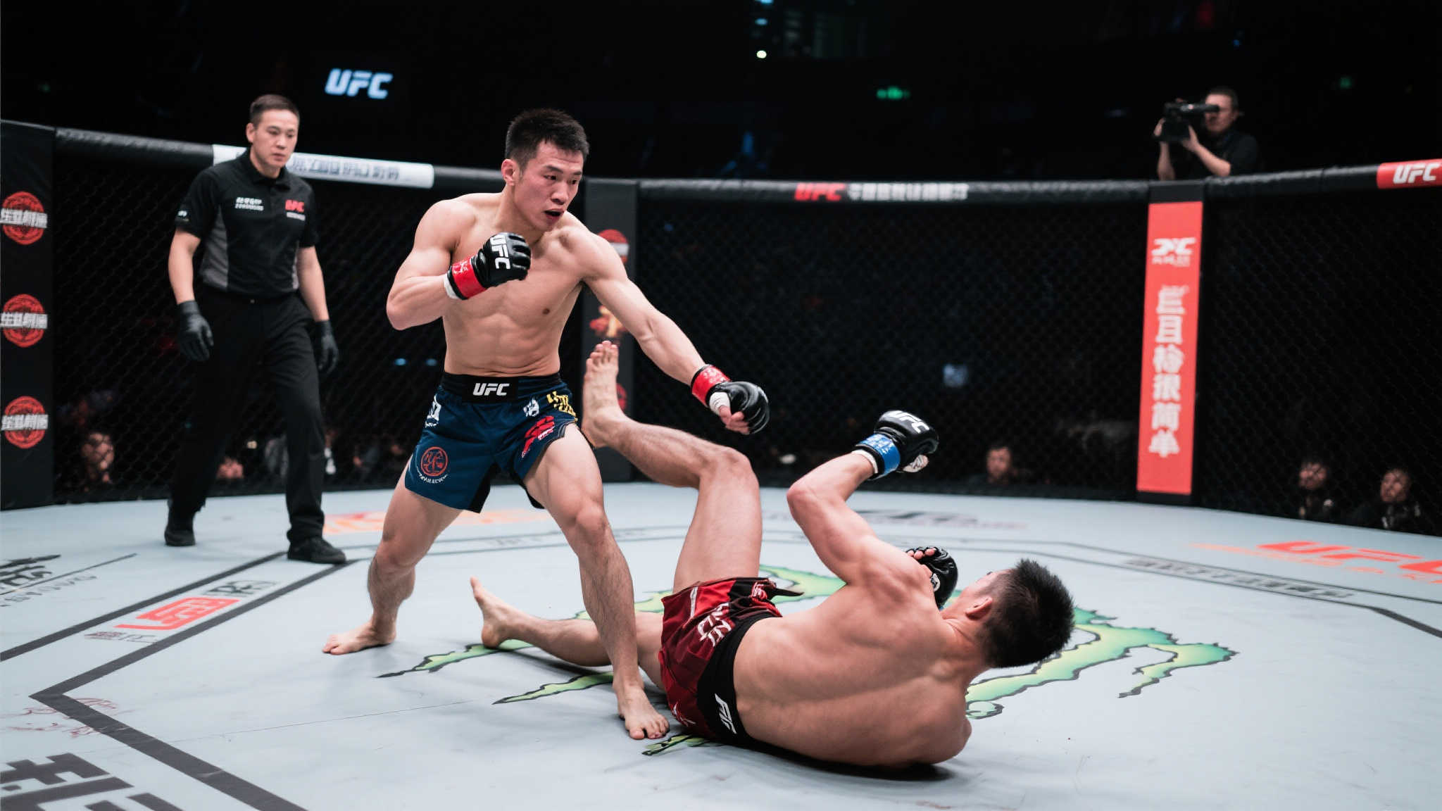 不死不休!散打重炮任亚伟单枪匹马挑战轻量级锦标赛! 不死不休!散打重炮任亚伟单枪匹马挑战轻量级锦标赛!